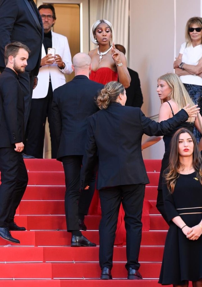 Nữ ca sĩ chỉ tay, mắng mỏ nhân viên trên thảm đỏ Cannes ảnh 6