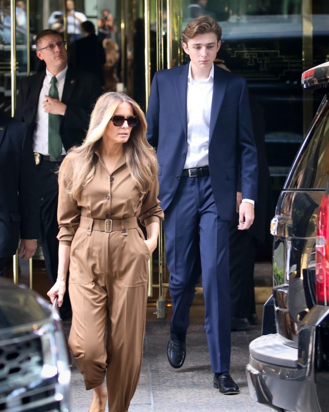 Bà Melania và Barron xuất hiện sau khi ông Trump bị kết tội ảnh 2