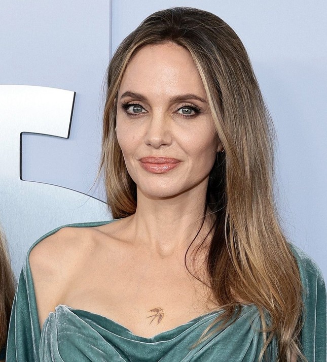 Angelina Jolie khoe hình xăm mới ở giữa ngực ảnh 2