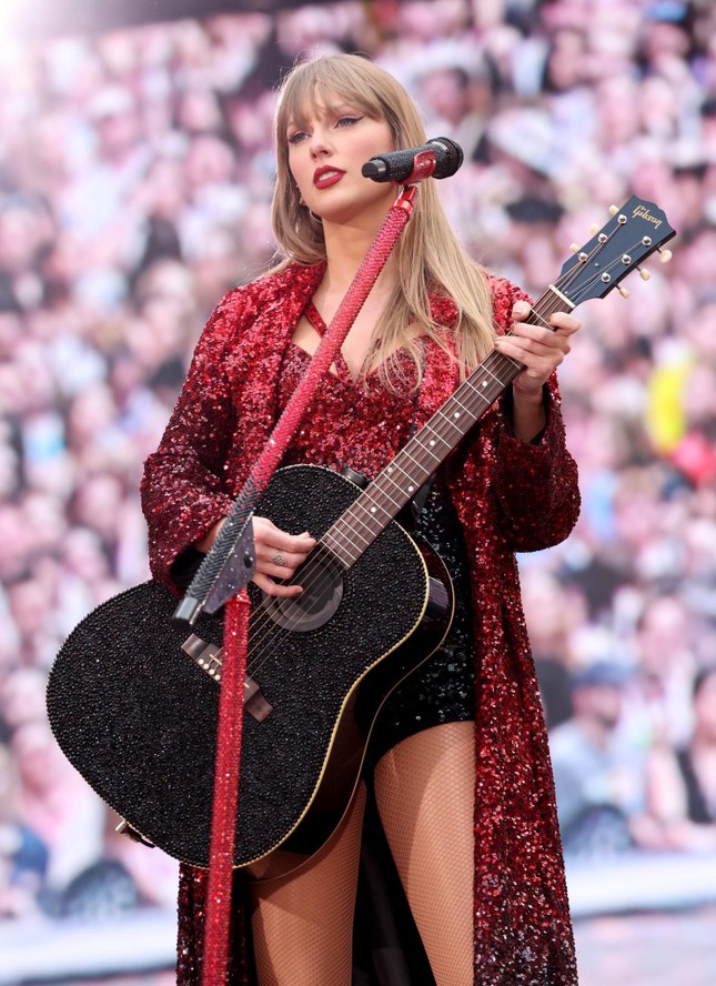Taylor Swift trốn trong vali ảnh 3