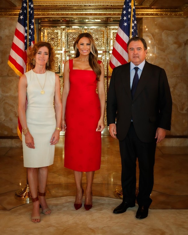 Bà Melania Trump gợi cảm tuổi 54 ảnh 2