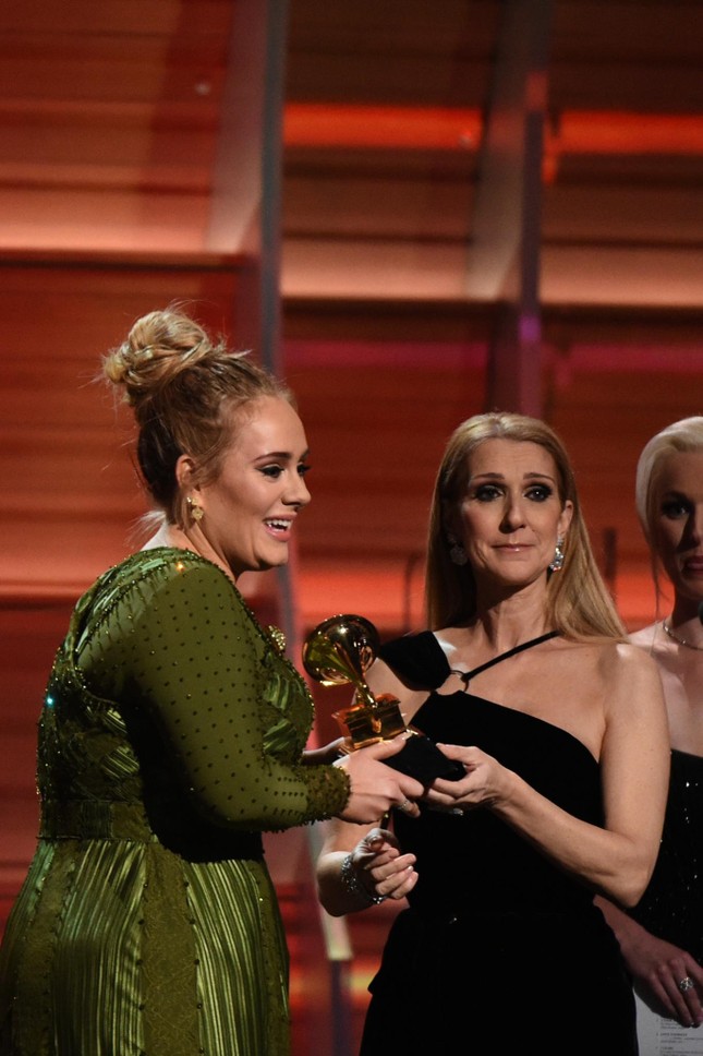 Adele và Celine Dion ôm nhau khóc ảnh 2