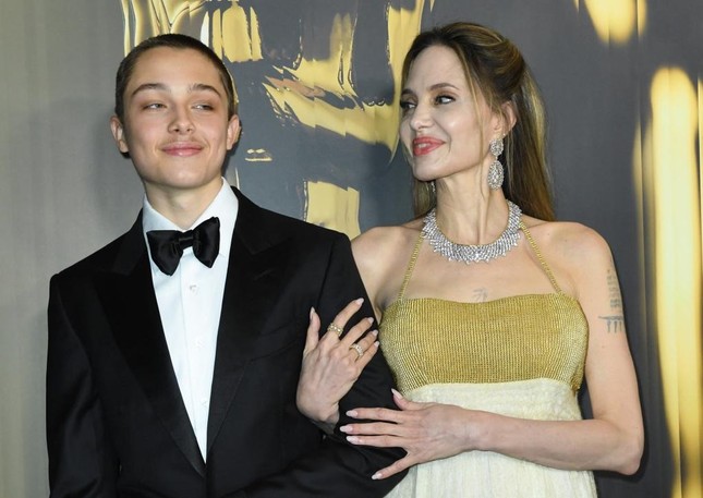 Brad Pitt thấy Angelina Jolie đáng ngờ?- Ảnh 1.