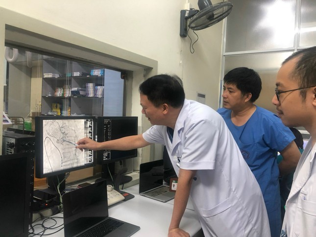 Nhiều kíp chuyên khoa cân não cứu ca bệnh đặc biệt ảnh 1
