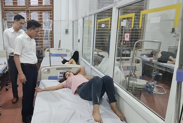 Vụ 350 công nhân nghi ngộ độc ở Vĩnh Phúc: Đình chỉ ngay bếp ăn, tập trung điều trị ảnh 1