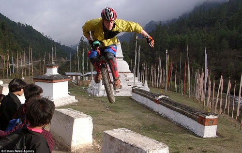 Anh đặt chân trên vùng đất thiêng Bhutan.