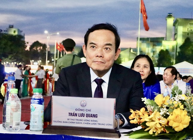 &apos;Biển người&apos; ở Tây Ninh mãn nhãn với màn pháo hoa rực trời kỷ niệm ngày thống nhất đất nước ảnh 1
