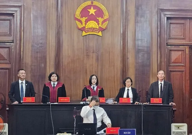 Vụ Hoài DJ cầm đầu đường dây ma túy: Chủ tọa bất ngờ đặt 4 câu hỏi cho đại diện Viện kiểm sát ảnh 1