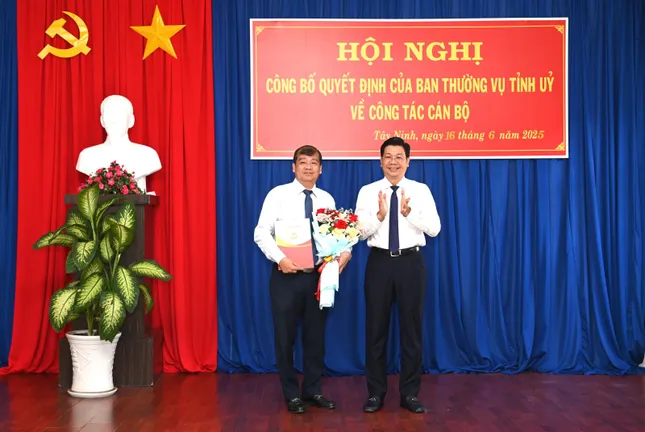 Tỉnh Tây Ninh trao quyết định điều động cán bộ ảnh 2