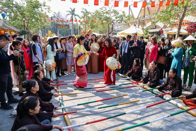 Phu nhân Tổng Bí thư Tô Lâm cùng các nữ đại sứ gói bánh chưng ảnh 6