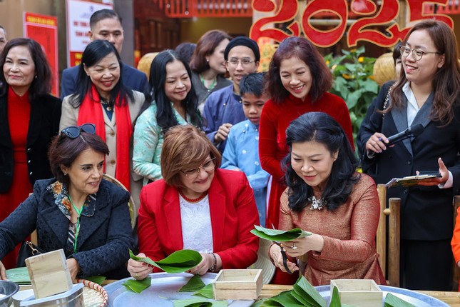 Phu nhân Tổng Bí thư Tô Lâm cùng các nữ đại sứ gói bánh chưng ảnh 1