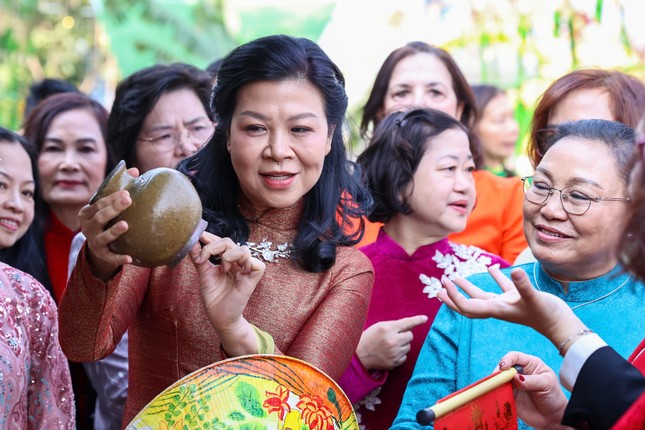 Phu nhân Tổng Bí thư Tô Lâm cùng các nữ đại sứ gói bánh chưng ảnh 7