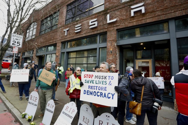 Tesla's properties were attacked to protest billionaire Elon Musk photo 3