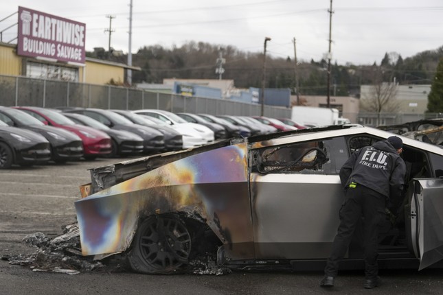 Tesla's properties were attacked to protest billionaire Elon Musk photo 2