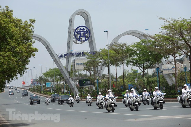 Chủ tịch nước Lương Cường ra sân bay đón Tổng Bí thư, Chủ tịch Trung Quốc Tập Cận Bình ảnh 2