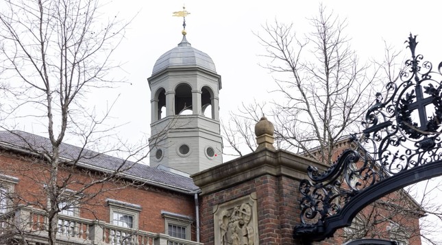 Chính quyền Mỹ đe dọa tước quyền tuyển sinh quốc tế của Đại học Harvard ảnh 1