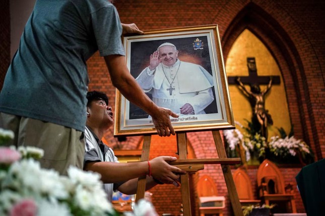 Phá Nhẫn ngư phủ và bắt đầu nghi lễ cổ sau khi Giáo hoàng Francis qua đời ảnh 1