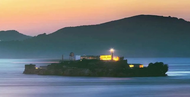 Tổng thống Mỹ Trump chỉ đạo mở lại nhà tù khét tiếng Alcatraz ảnh 1