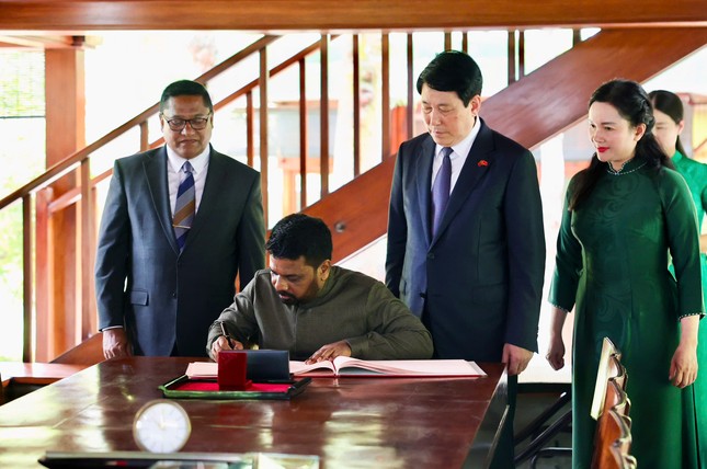 Chủ tịch nước Lương Cường cùng Tổng thống Sri Lanka thăm Khu di tích Chủ tịch Hồ Chí Minh ảnh 2