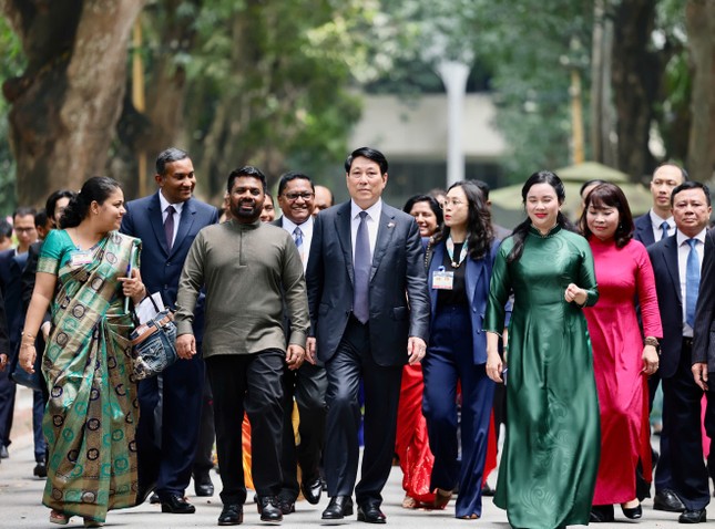 Chủ tịch nước Lương Cường cùng Tổng thống Sri Lanka thăm Khu di tích Chủ tịch Hồ Chí Minh ảnh 3