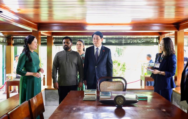 Chủ tịch nước Lương Cường cùng Tổng thống Sri Lanka thăm Khu di tích Chủ tịch Hồ Chí Minh ảnh 1