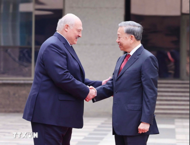 Tổng Bí thư Tô Lâm và Tổng thống Aleksandr Lukashenko ký tuyên bố nâng cấp quan hệ Việt Nam - Belarus ảnh 1