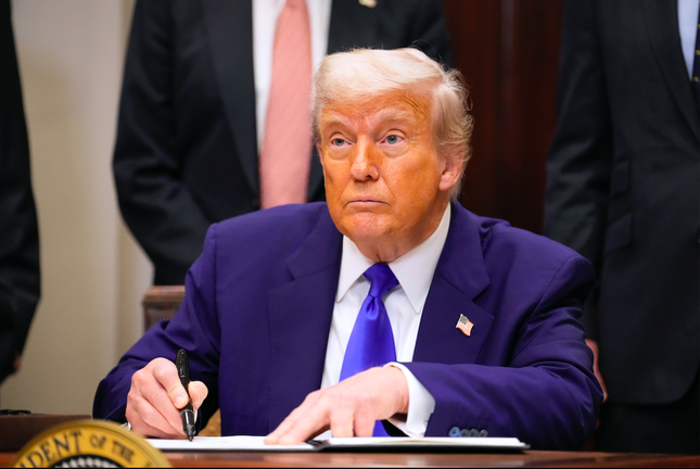 Tổng thống Mỹ Trump ký sắc lệnh yêu cầu giảm giá thuốc ảnh 1