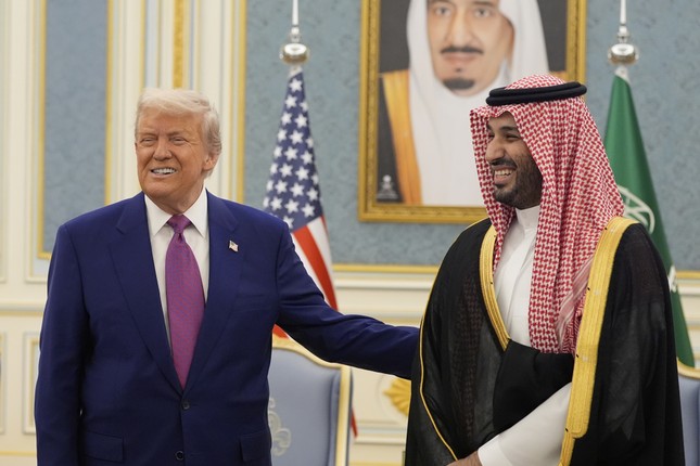 Tổng thống Mỹ Trump đưa ra tuyên bố bất ngờ với Syria, nhận ‘quà’ lớn ở Ả-rập Xê-út ảnh 1