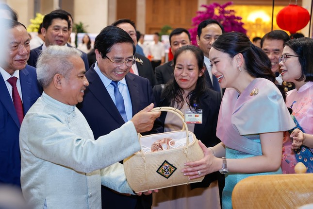 Thủ tướng Phạm Minh Chính cùng Thủ tướng Thái Lan tham quan triển lãm hàng thủ công mỹ nghệ ảnh 8