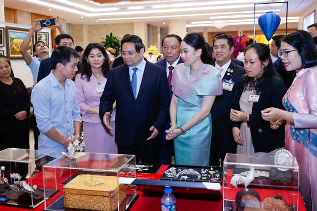 Thủ tướng Phạm Minh Chính cùng Thủ tướng Thái Lan tham quan triển lãm hàng thủ công mỹ nghệ ảnh 3