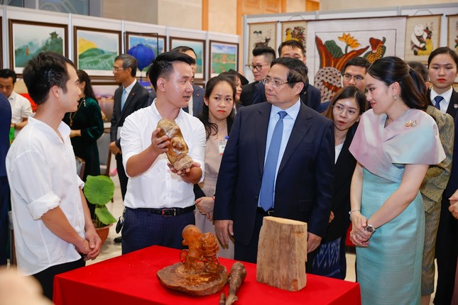 Thủ tướng Phạm Minh Chính cùng Thủ tướng Thái Lan tham quan triển lãm hàng thủ công mỹ nghệ ảnh 6