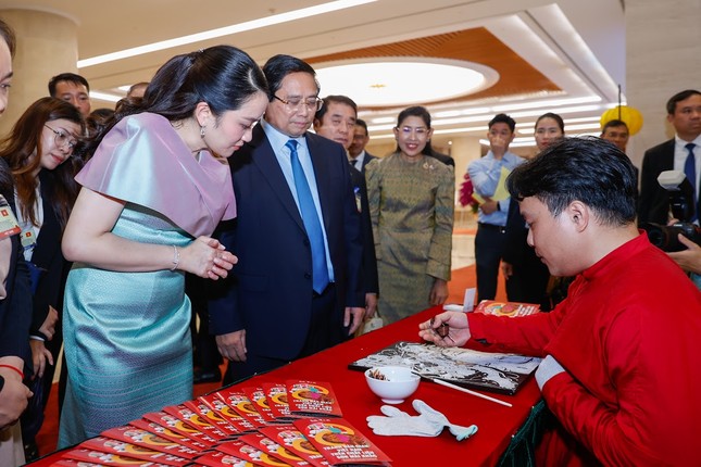Thủ tướng Phạm Minh Chính cùng Thủ tướng Thái Lan tham quan triển lãm hàng thủ công mỹ nghệ ảnh 7