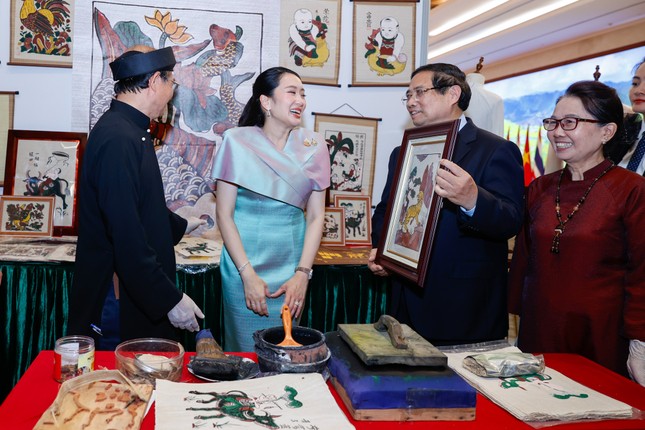 Thủ tướng Phạm Minh Chính cùng Thủ tướng Thái Lan tham quan triển lãm hàng thủ công mỹ nghệ ảnh 10