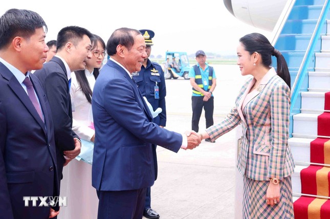 Thủ tướng Thái Lan đến Nội Bài, bắt đầu thăm chính thức Việt Nam ảnh 2