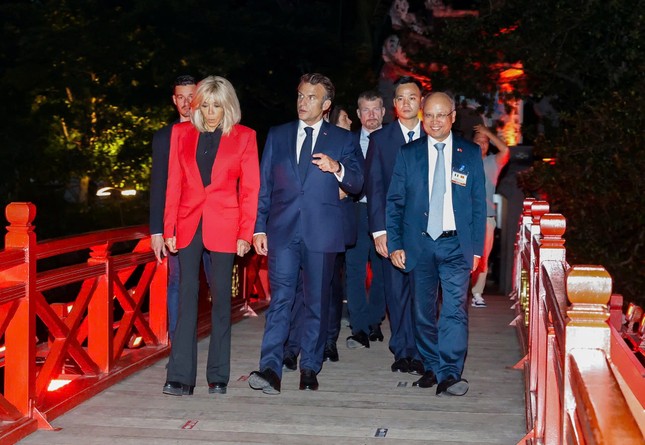 Tổng thống Pháp Emmanuel Macron và Phu nhân dạo Hồ Gươm ảnh 1
