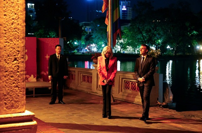 Tổng thống Pháp Emmanuel Macron và Phu nhân dạo Hồ Gươm ảnh 3