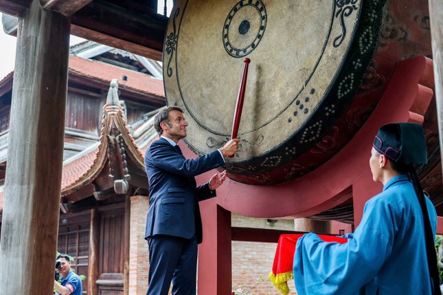 Tổng thống Pháp Macron thực hiện nghi lễ đánh trống Sấm ở Văn Miếu - Quốc Tử Giám ảnh 8