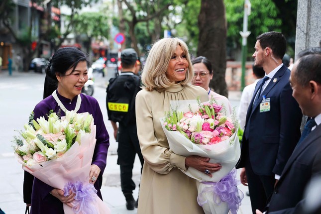 Phu nhân Ngô Phương Ly cùng Phu nhân Tổng thống Pháp xem các tác phẩm mỹ thuật tiêu biểu của Việt Nam ảnh 2