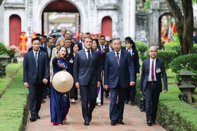 Tổng thống Pháp Macron thực hiện nghi lễ đánh trống Sấm ở Văn Miếu - Quốc Tử Giám ảnh 5