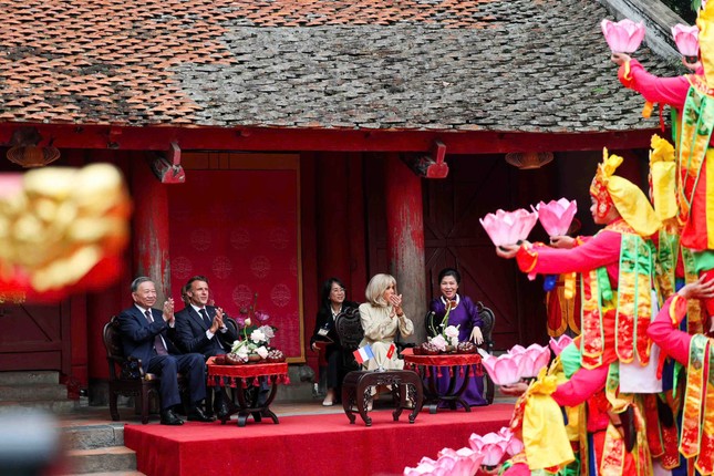 Tổng thống Pháp Macron thực hiện nghi lễ đánh trống Sấm ở Văn Miếu - Quốc Tử Giám ảnh 7