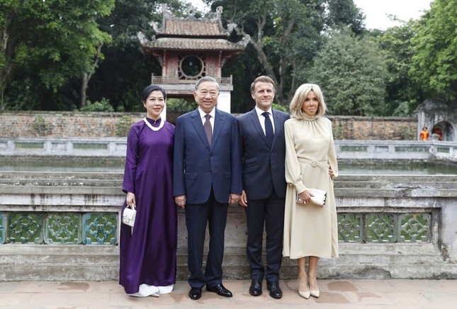Tổng thống Pháp Macron thực hiện nghi lễ đánh trống Sấm ở Văn Miếu - Quốc Tử Giám ảnh 2