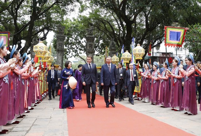Tổng thống Pháp Macron thực hiện nghi lễ đánh trống Sấm ở Văn Miếu - Quốc Tử Giám ảnh 1