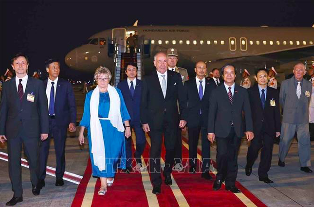 Tổng thống Hungary và phu nhân đến Nội Bài, bắt đầu thăm chính thức Việt Nam ảnh 2