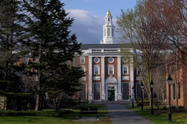 Tổng thống Mỹ Trump ký lệnh hạn chế thị thực sinh viên Đại học Harvard ảnh 1