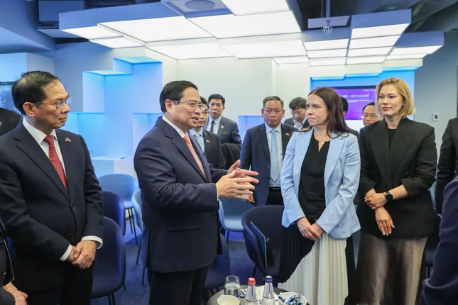 Thủ tướng Phạm Minh Chính thăm mô hình chính phủ số hàng đầu thế giới ảnh 1