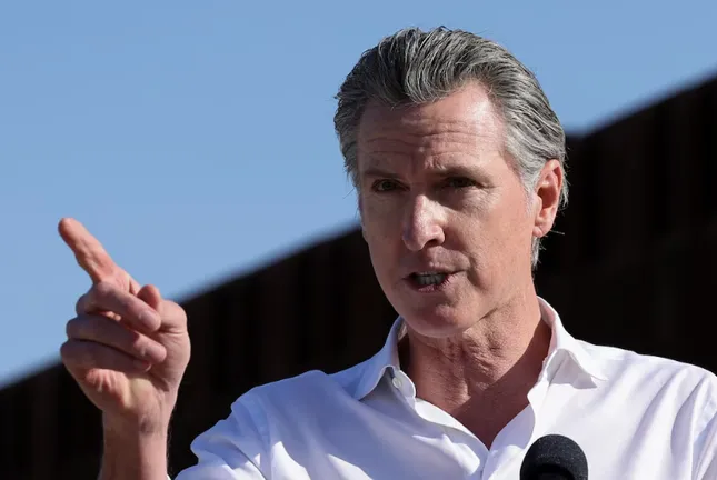Thống đốc California gặp rủi ro khi bị Tổng thống Trump ‘chiếu tướng’ ảnh 1