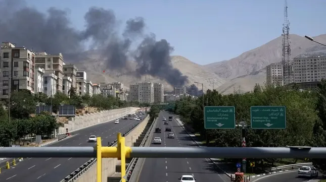 Iran ám ảnh với những người ‘đội mũ, đeo kính râm&apos; ảnh 1