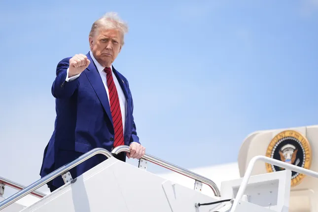 Sau một cuộc gọi, ông Trump hạ lệnh ném bom Iran ngay trên trực thăng ảnh 1
