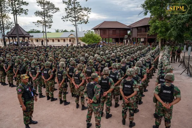 Thủ tướng Campuchia thăm lực lượng tuyến đầu ảnh 5