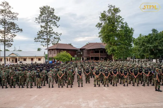 Thủ tướng Campuchia thăm lực lượng tuyến đầu ảnh 6